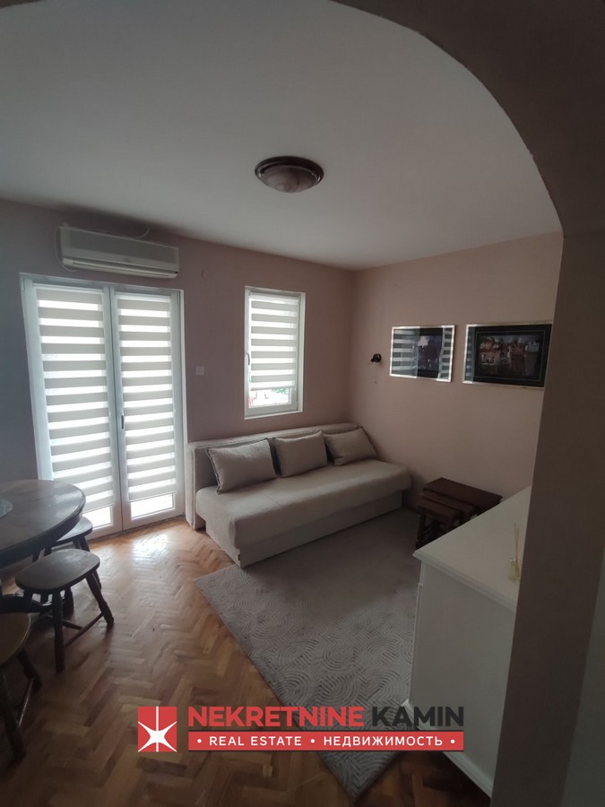 Izdaje se jednosoban stan u blizini Nove osnovne škole, Babilonija, Budva